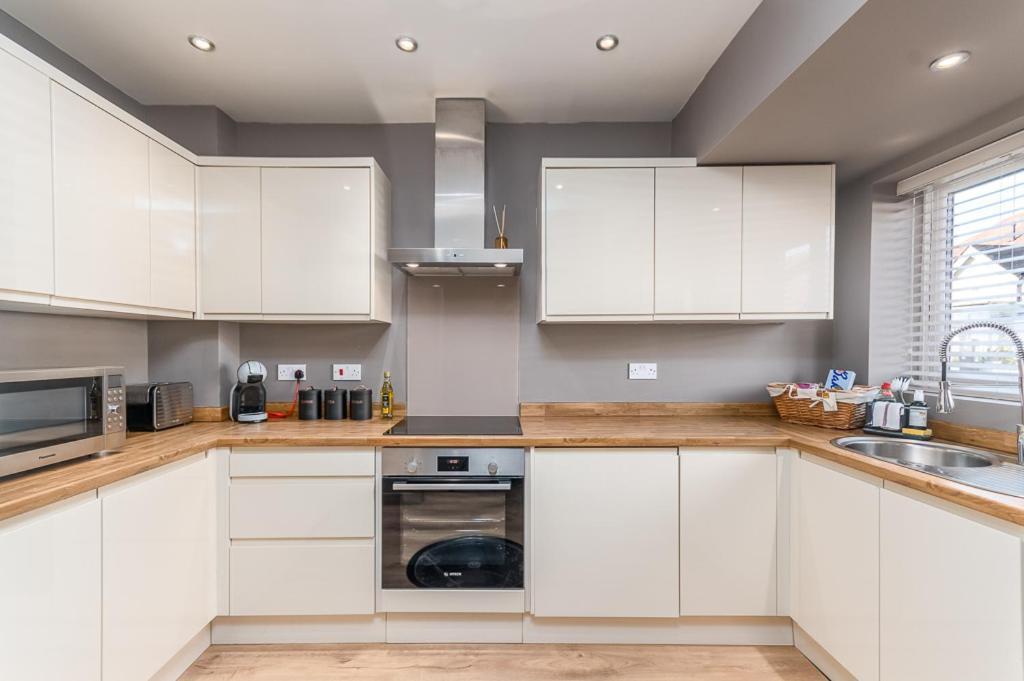 Castle Townhouse Kenilworth - Private Parking - 24 Hr Gym Access - Town Centre Apartment Exterior photo